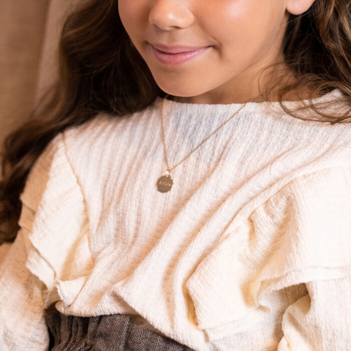 Pendentif enfant personnalisé médaille gravée plaqué or 15 mm - porté