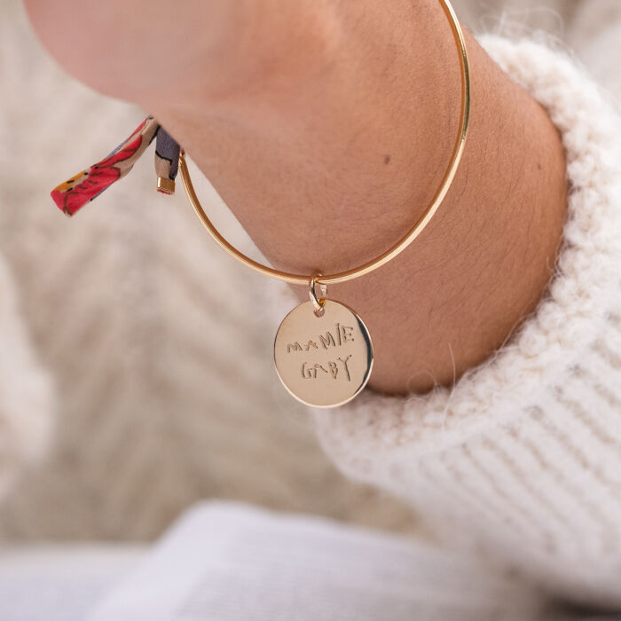 Bracelet personnalisé jonc plaqué or et cordon Liberty médaille gravée 19 mm - porté