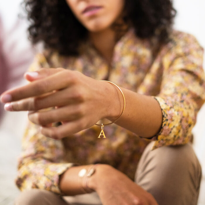 Bracelet personnalisé jonc médaille initiale plaqué or - porté