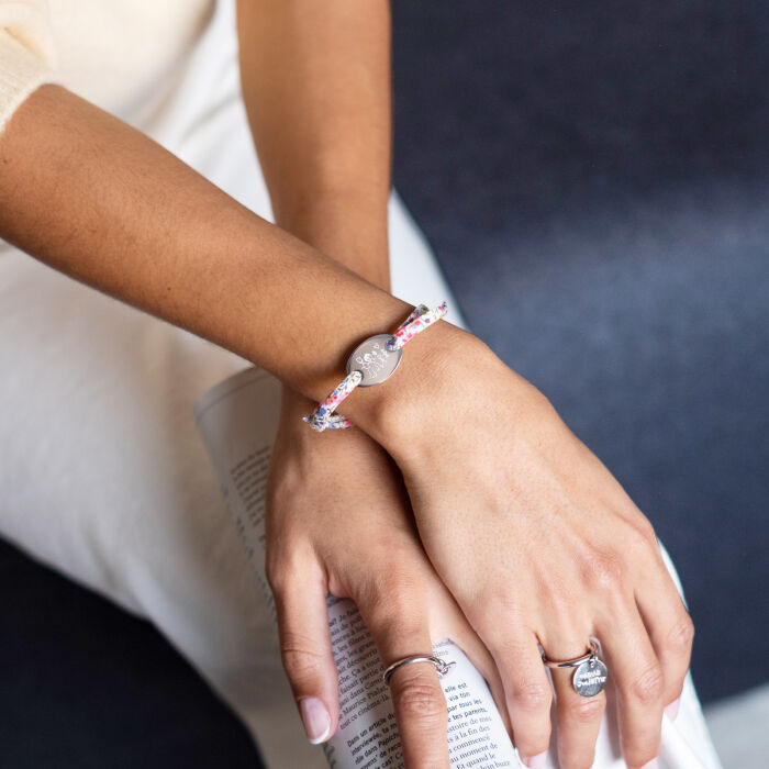 Bracelet 2 tours Liberty personnalisé médaille gravée argent ovale 25x16 mm - porté