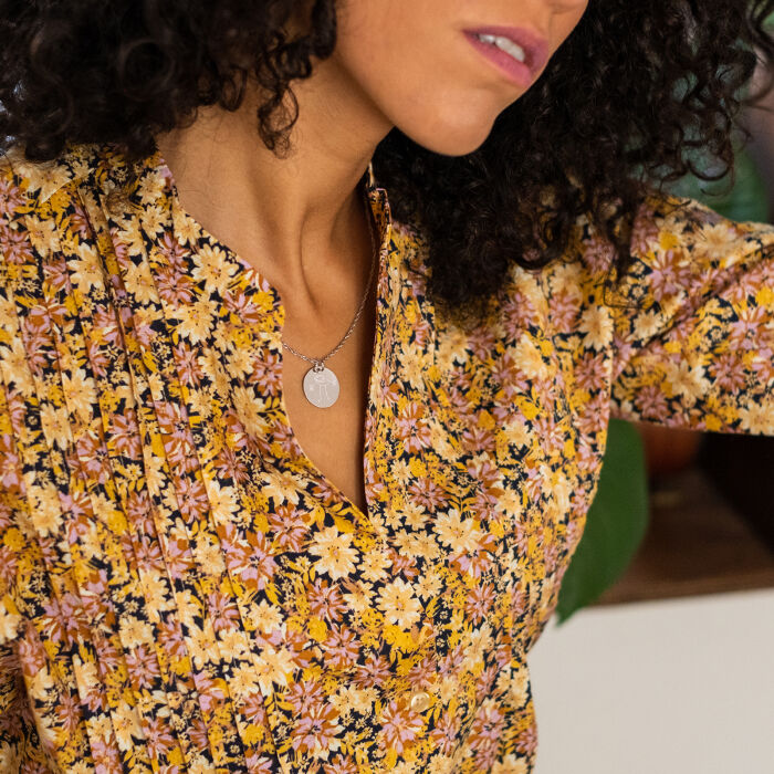 Pendentif personnalisé médaille gravée argent 19 mm - porté