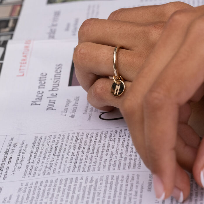 Bague jonc plaqué or personnalisée médaille gravée initiale 10 mm - porté ambiance