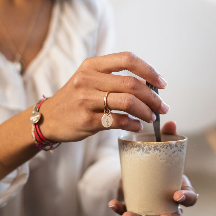 Bague jonc plaqué or personnalisée médaille gravée 15 mm - porté ambiance