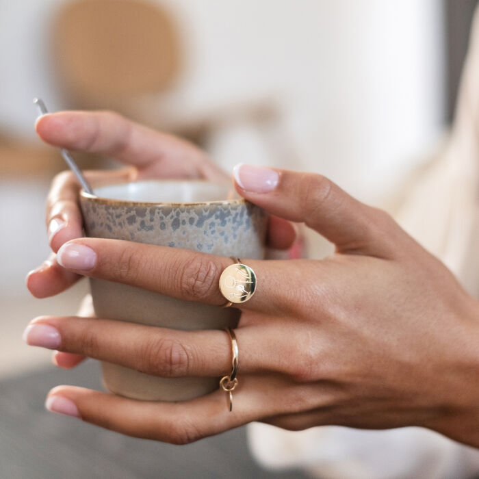 Bague plateau personnalisée plaqué or médaille gravée 15 mm - porté