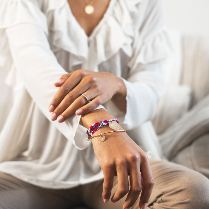 Personalised 3 turn Liberty bracelet with personalised engraved gold plated medallion 19 mm - sketch