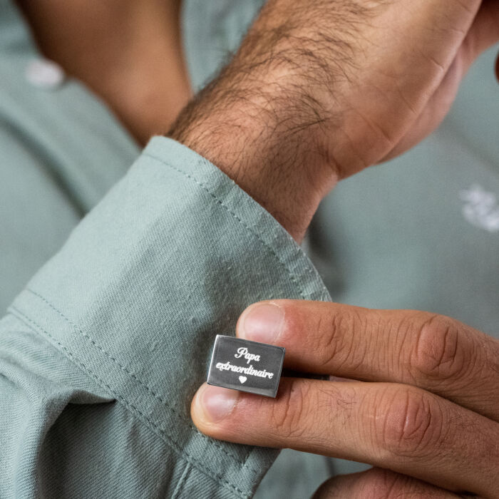 Boutons de manchettes personnalisés gravés plaqué argent rectangle porté ambiance