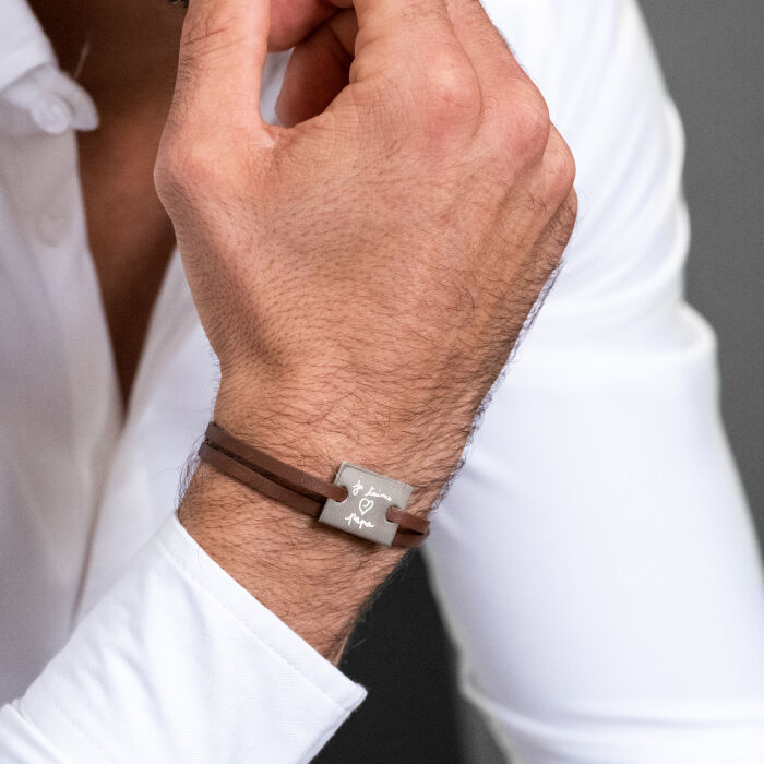 Bracelet homme personnalisé cuir médaille gravée argent rectangle 2 trous 23x16 mm porté zoom