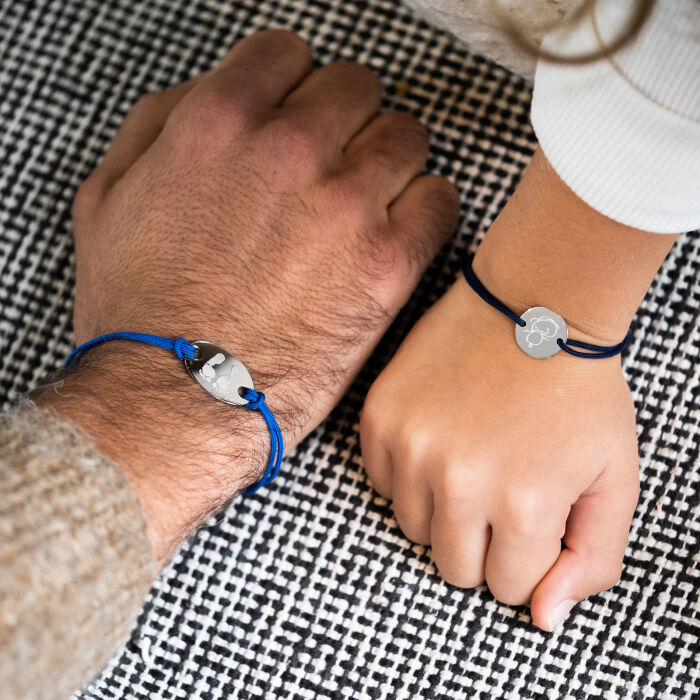 Bracelet enfant personnalisé médaille gravée argent 2 trous 15mm - porté ambiance