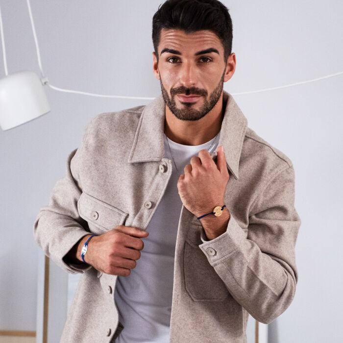 Bracelet homme personnalisé médaille gravée bois ronde 2 trous 21 mm - porté