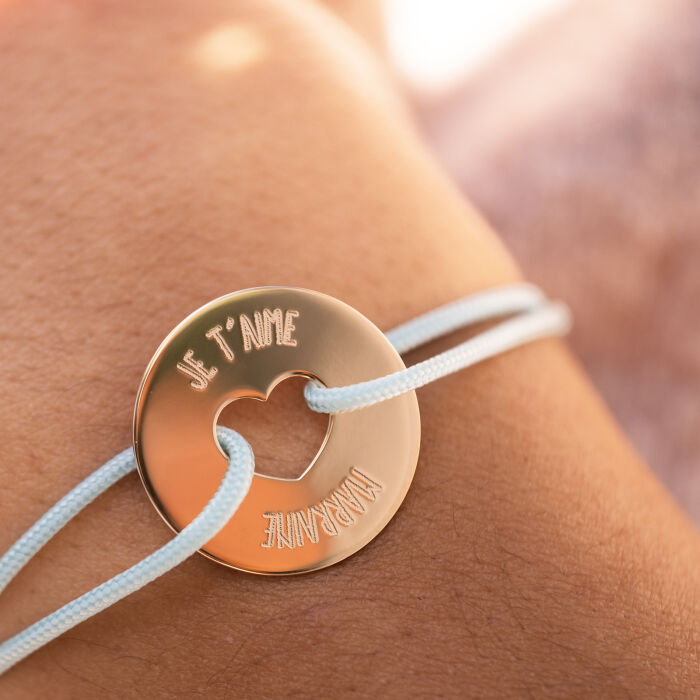 Bracelet personnalisé médaille gravée plaqué or cible coeur 21 mm - porté