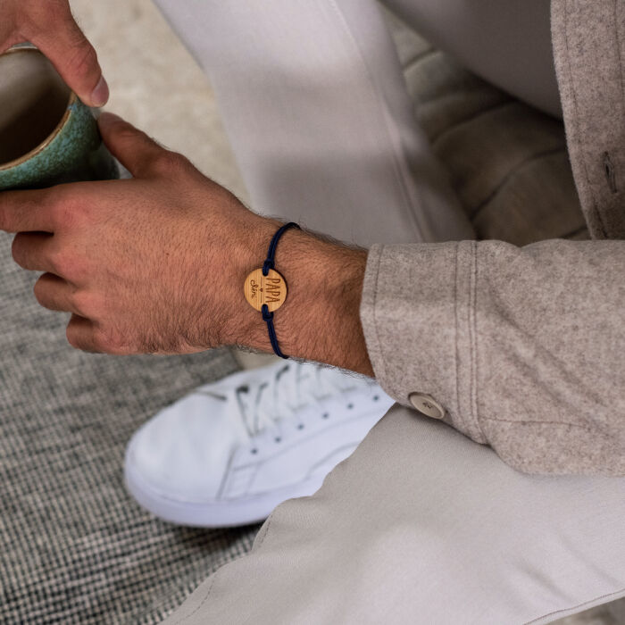 Bracelet homme médaille gravée bois ronde 21 mm - Edition spéciale "Papa Chéri" porté