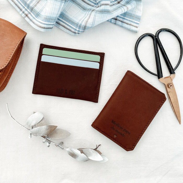 Porte-carte personnalisé cuir couleur fauve 9,7x7,3cm - ambiance