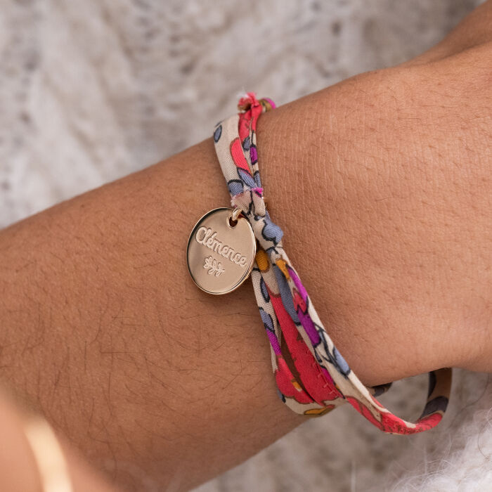 Bracelet 3 tours Liberty personnalisé médaille gravée plaqué or 15 mm - porté ambiance