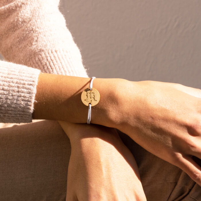 Bracelet personnalisé médaille gravée bois ronde 2 trous 21mm - porté