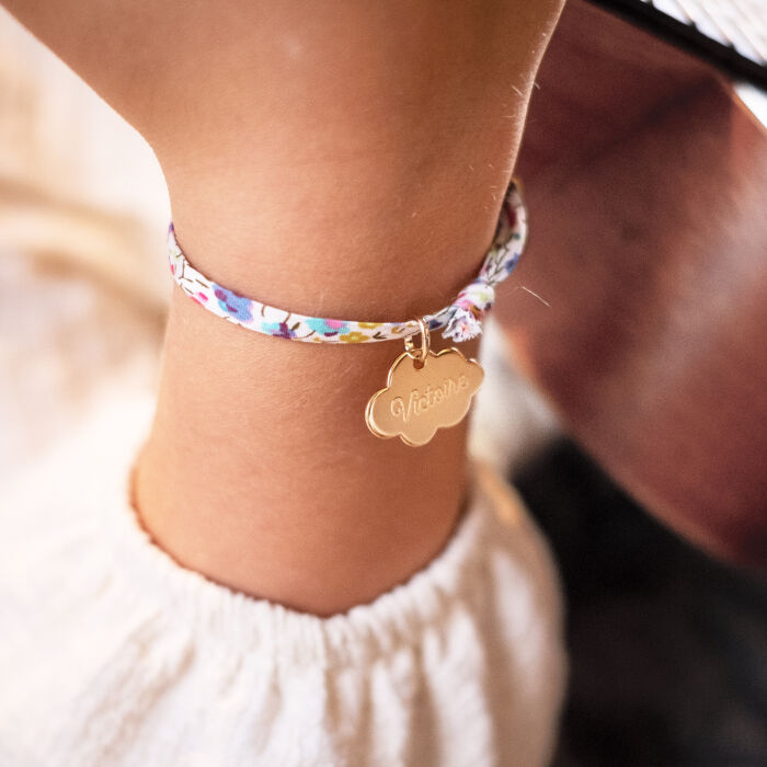Bracelet enfant Liberty personnalisé prénom médaille gravée plaqué or nuage 20x14 mm porté ambiance
