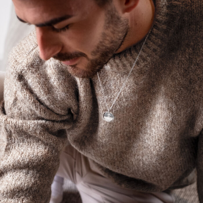 Pendentif homme personnalisé médaille gravée acier 20 mm - porté