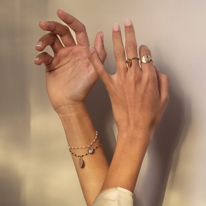 Bracelet perles colorées personnalisé médaille gravée plaqué or 15 mm - porté