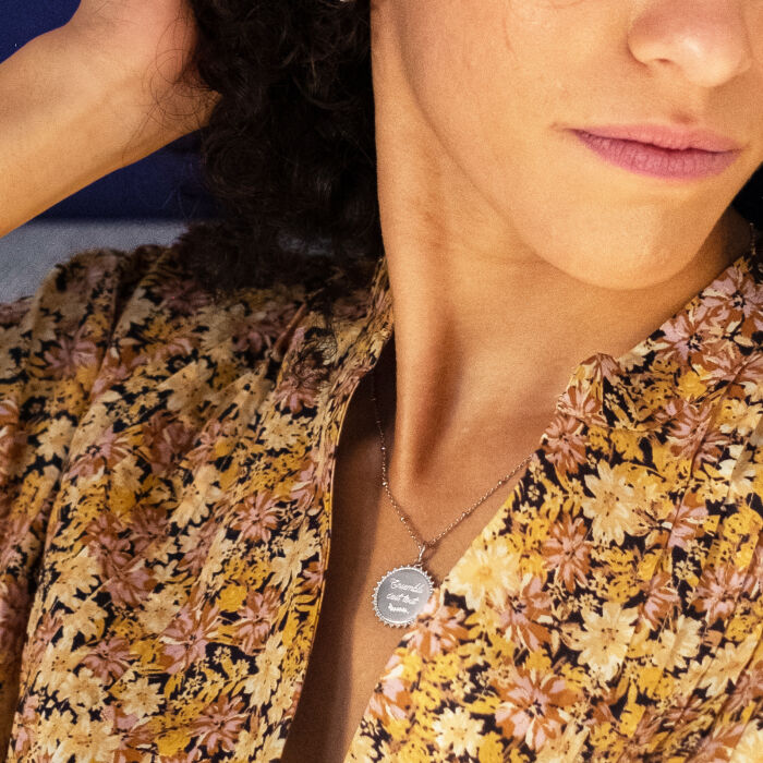 Pendentif soleil personnalisé médaille gravée argent 20 mm - porté