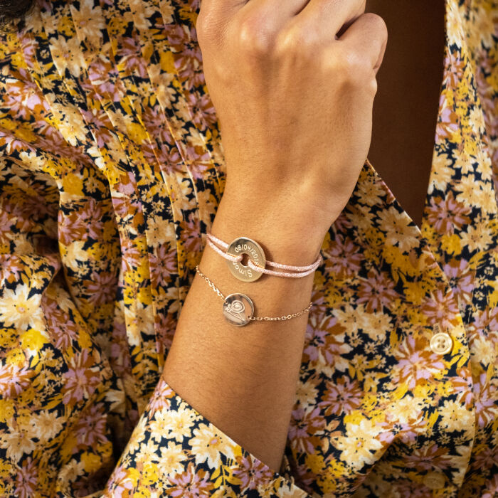 Bracelet personnalisé cordon pailleté médaille gravée plaqué or cible 20 mm porté