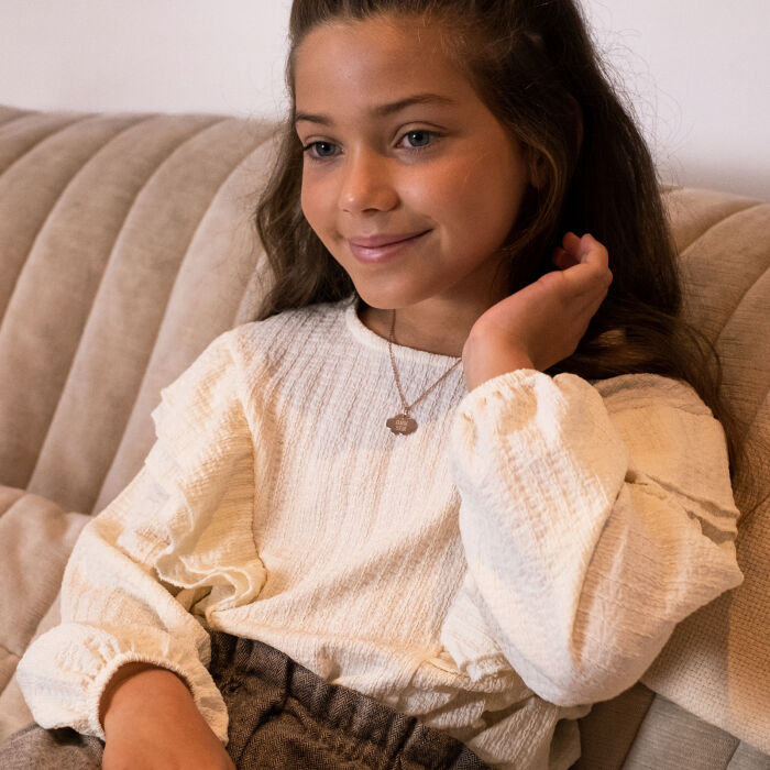 Pendentif enfant personnalisé médaille gravée plaqué or rose nuage 20x14 mm - porté