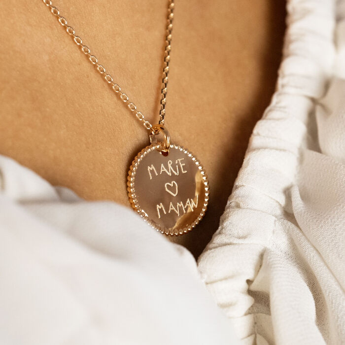 Pendentif personnalisé médaille gravée plaqué or disque perlé 19 mm - porté zoom