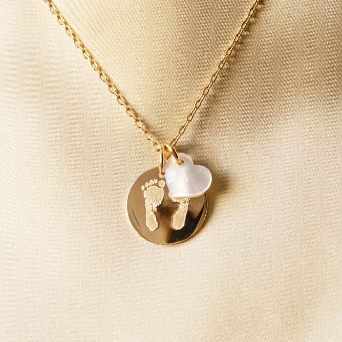 Pendentif médaille gravée plaqué or 19 mm et breloque nacre 10 mm