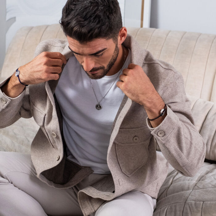 Bracelet homme personnalisé cordon double médaille gravée argent cible 20 mm porté