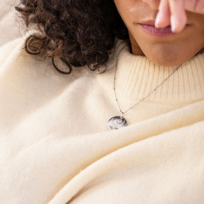 Pendentif personnalisé double médailles gravées argent 10 mm et 19 mm porté