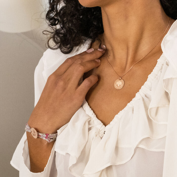 Pendentif personnalisé médaille gravée plaqué or rose 19 mm - porté