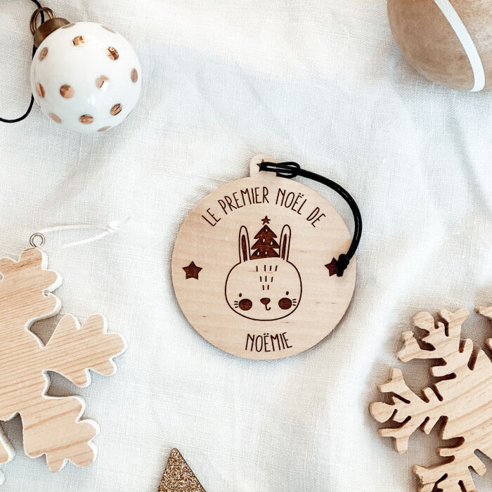 Boule de Noël personnalisée gravée bois ronde - édition spéciale "Noël" - ambiance