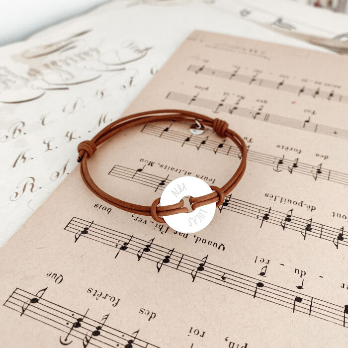 Bracelet homme personnalisé cordon cuir médaille gravée cible argent 20 mm - ambiance