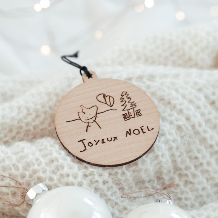Boule de Noël personnalisée gravée bois ronde - ambiance