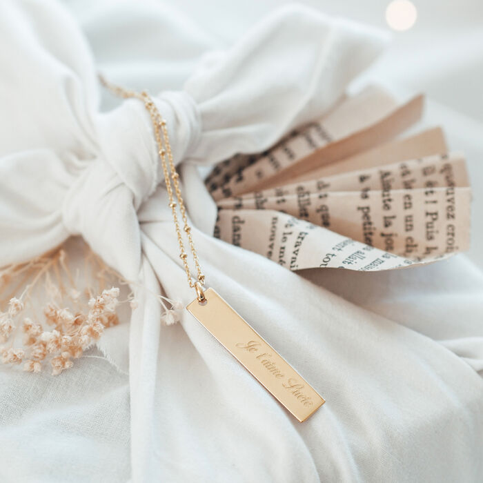 Pendentif personnalisé médaille gravée plaqué or plaque 40x8 mm - ambiance