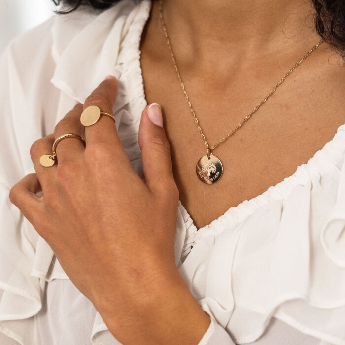 Pendentif personnalisé médaille gravée plaqué or 19 mm - Edition spéciale Arbre de Vie porté