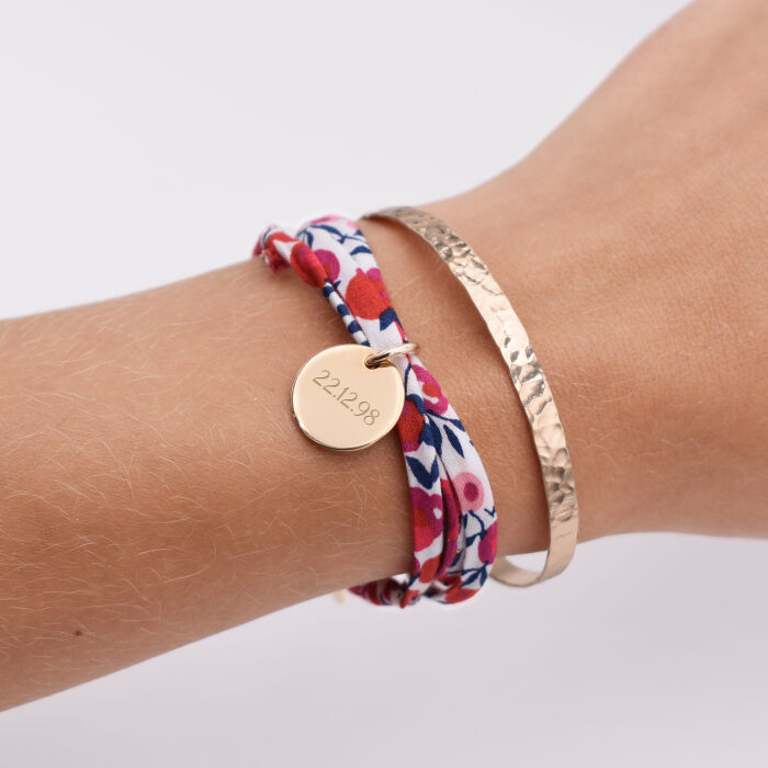 Duo bracelets personnalisés Jonc plat martelé et Liberty 3 tours fermoir médaille gravée plaqué or 15 mm - date