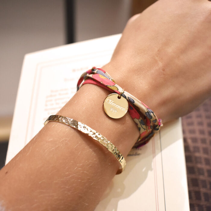 Duo bracelets personnalisés Jonc plat martelé et Liberty 3 tours fermoir médaille gravée plaqué or 15 mm porté