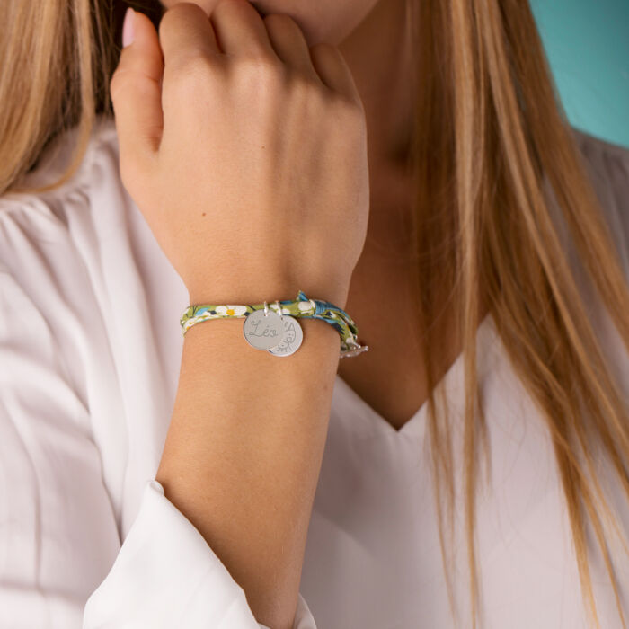 Bracelet 3 tours Liberty personnalisé 2 médailles gravées argent 15 mm porté