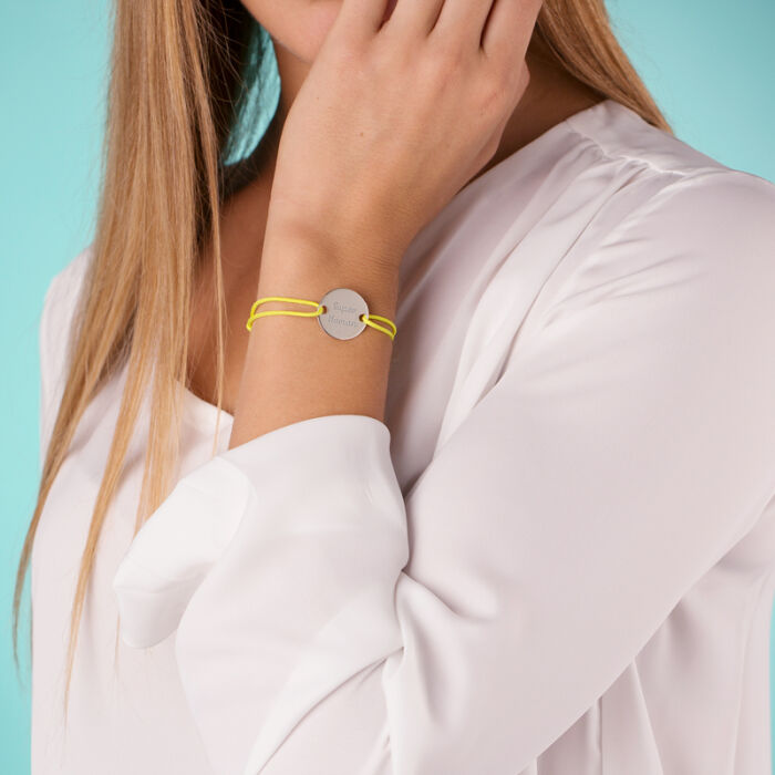 Bracelet personnalisé médaille gravée argent 2 trous 20mm porté