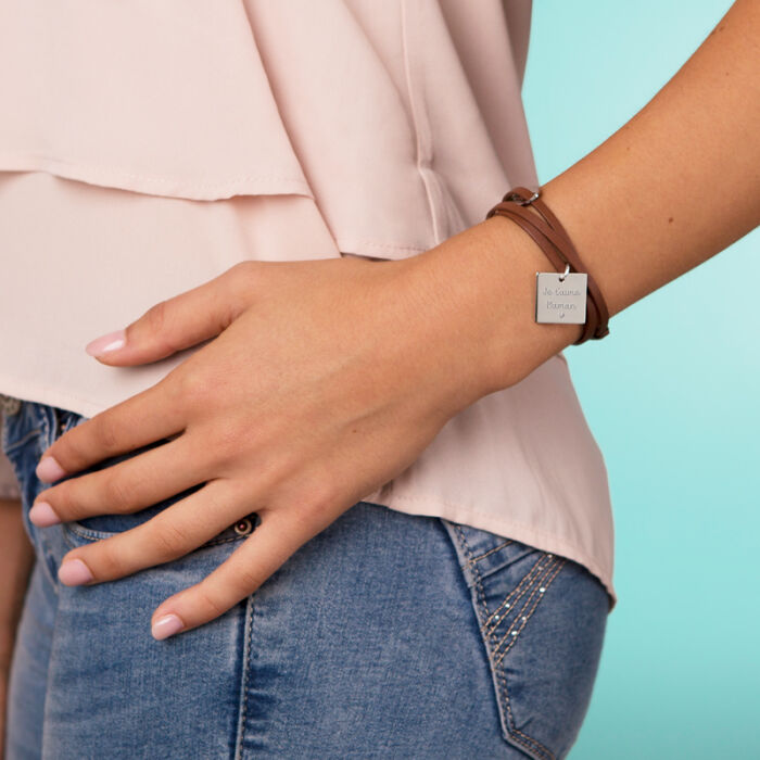 Bracelet 3 tours cuir personnalisé médaille gravée argent dormeuse carré 18x18 mm porté