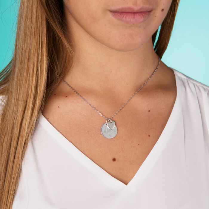 Pendentif personnalisé médaille gravée argent 19 mm et breloque coeur 10 mm porté