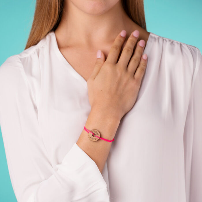 Bracelet personnalisé médaille gravée bois cible ronde 21 mm porté