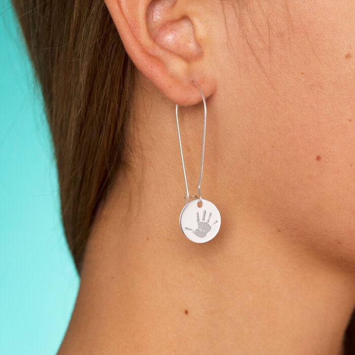 Boucles d'oreilles longues personnalisées gravées argent 15 mm portées