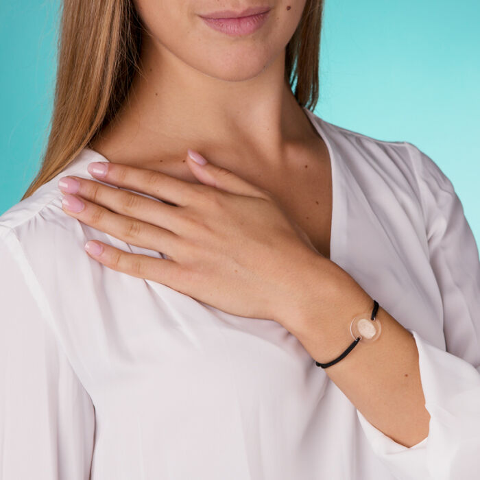 Bracelet personnalisé médaille gravée acrylique ronde 2 trous 21mm porté