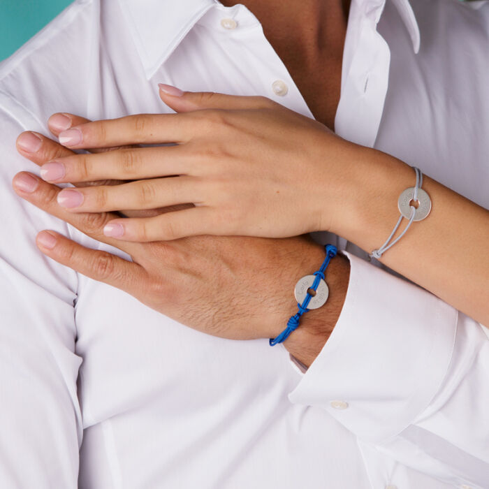 Duo de bracelets personnalisés médailles gravées argent cible 20 mm porté