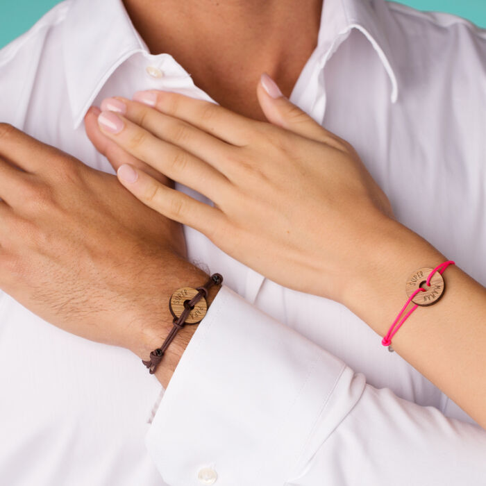 Duo de bracelets personnalisés médailles gravées bois cible 21 mm portés