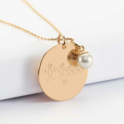 Pendentif personnalisé médaille gravée plaqué or 27 mm et breloque perle nacre 10 mm - dessin enfant