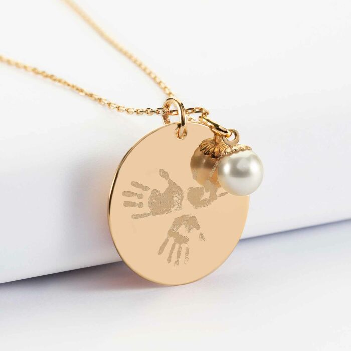 Pendentif personnalisé médaille gravée plaqué or 27 mm et breloque perle nacre 10 mm - empreintes mains