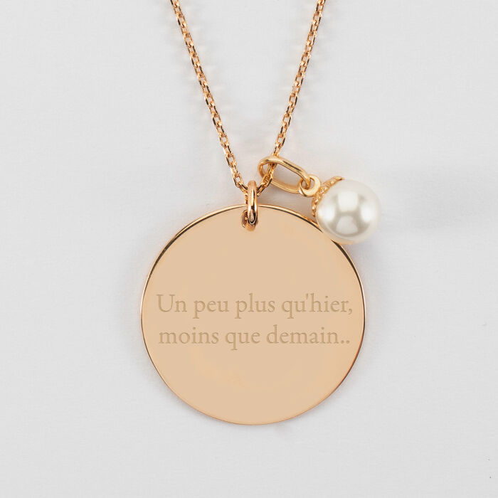 Pendentif personnalisé médaille gravée plaqué or 27 mm et breloque perle nacre 10 mm - texte