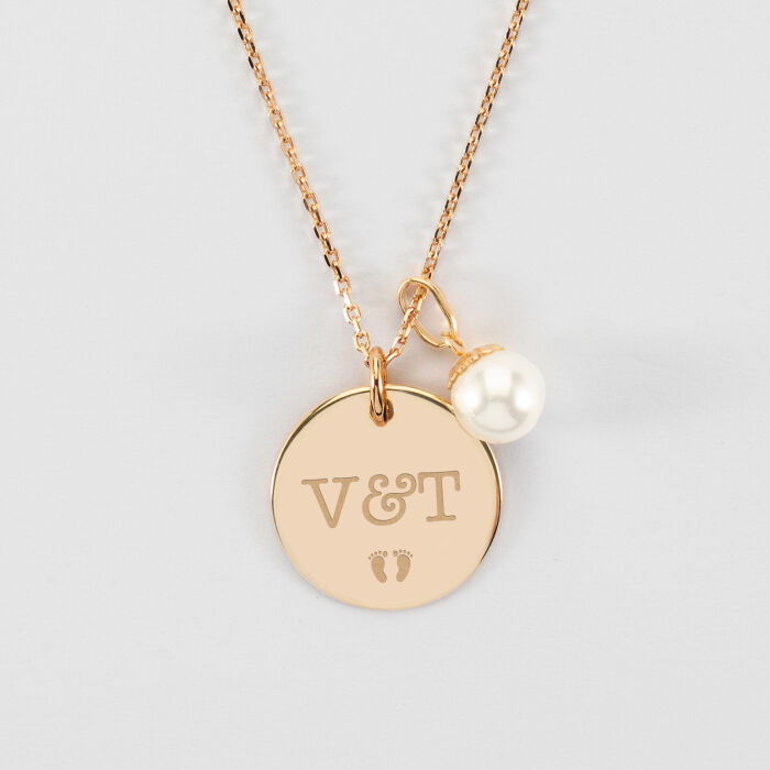 Pendentif personnalisé médaille gravée plaqué or 19 mm et breloque perle nacre 10 mm - initiales
