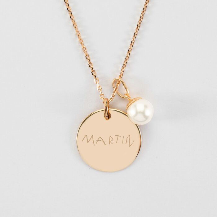 Pendentif personnalisé médaille gravée plaqué or 19 mm et breloque perle nacre 10 mm - prénom manuscrit